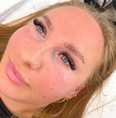 Volume lashes hos Klinik Luné
